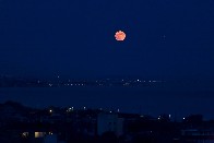 La luna sorge sul Bosforo